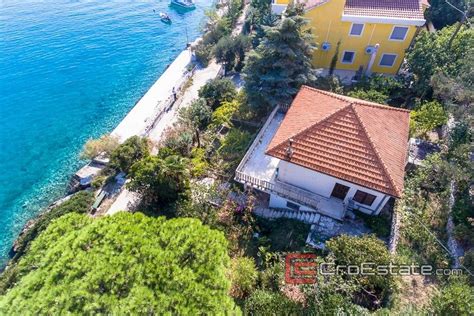 000 Blato, Korčula, Dubrovnik-Neretva <b>Na</b> <b>prodaju</b> je <b>kuća</b> u jednoj od najljepših uvala u blizini Blata s šest apartmana, prvi red do mora. . Kuce na prodaju hrvatska more